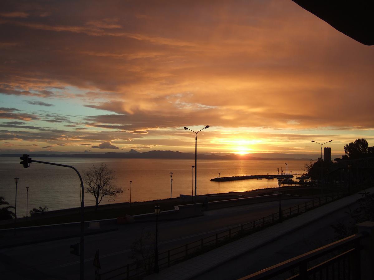 Aparthotel Kiwi Kastle Néa Fókaia Esterno foto